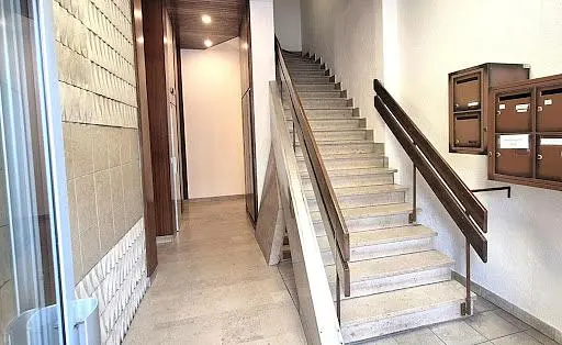 Dnevni boravak; drveni pod, prirodna svjetlost, moderan stil