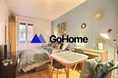 Cuisine; électroménager, parquet, lumière naturelle, style moderne