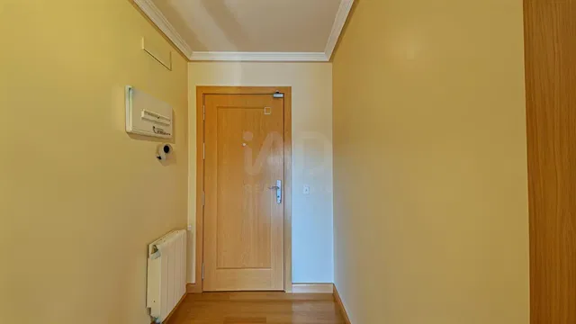 مطبخ; أجهزة المطبخ, أرضية خشبية, ضوء طبيعي, أسلوب عصري