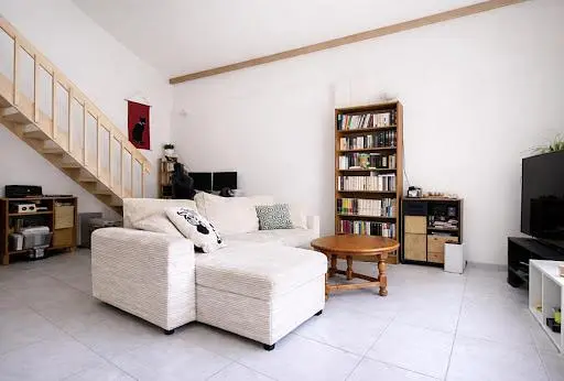 Kuchyně; kuchyňské spotřebiče, dřevěná podlaha, přirozené světlo, moderní styl