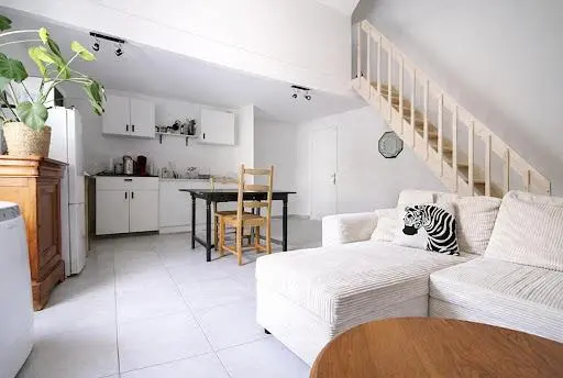 Küche; küchengeräte, holzboden, tageslicht, moderner stil