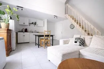 Kuchyně; kuchyňské spotřebiče, dřevěná podlaha, přirozené světlo, moderní styl