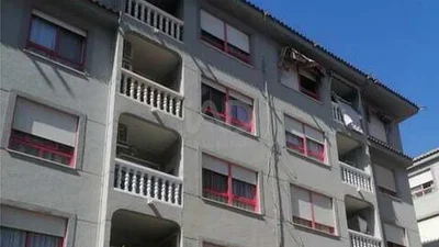 Mutfak; mutfak aletleri, ahşap zemin, doğal ışık, modern stil