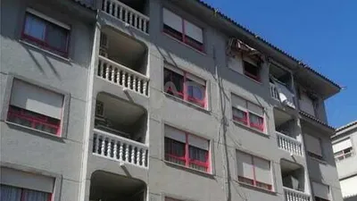 Kuchyně; kuchyňské spotřebiče, dřevěná podlaha, přirozené světlo, moderní styl