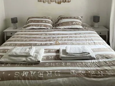 Kuchyně; kuchyňské spotřebiče, dřevěná podlaha, přirozené světlo, moderní styl