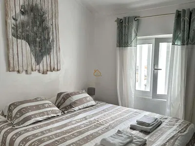 Kuchyně; kuchyňské spotřebiče, dřevěná podlaha, přirozené světlo, moderní styl