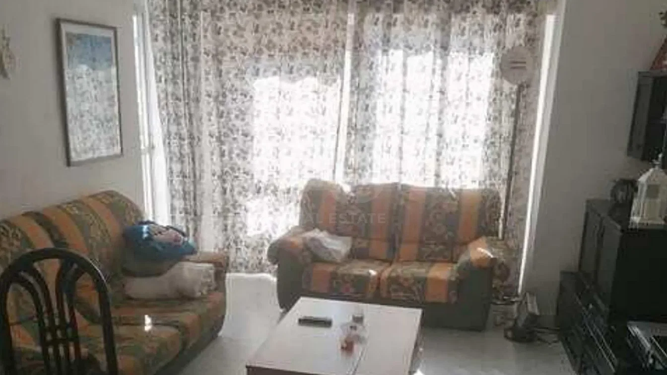 Oturma odası; ahşap zemin, doğal ışık, modern stil