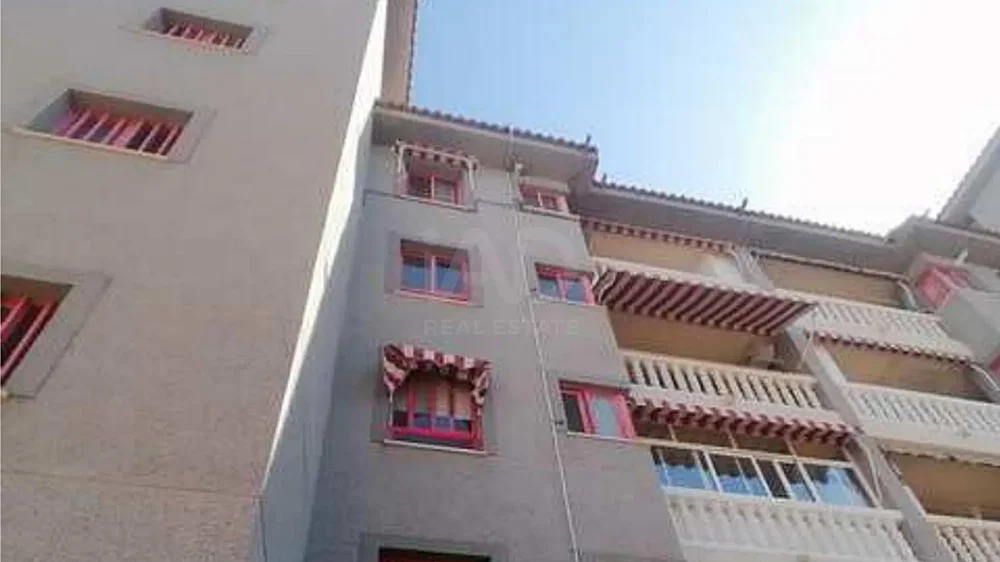 Mutfak; mutfak aletleri, ahşap zemin, doğal ışık, modern stil