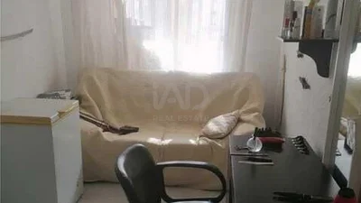 Mutfak; mutfak aletleri, ahşap zemin, doğal ışık, modern stil