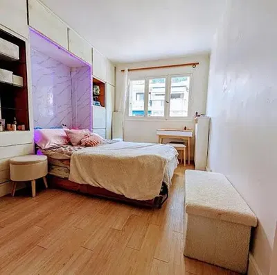 Cuisine; électroménager, parquet, lumière naturelle, style moderne