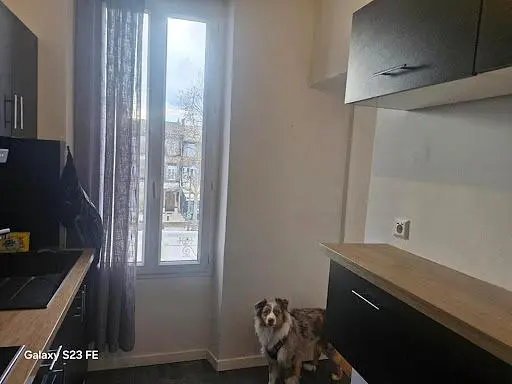 Kuhinja; kuhinjski aparati, drveni pod, prirodno svjetlo, moderni stil