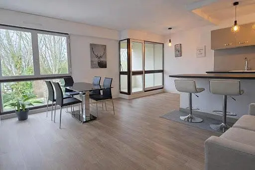 Küche; küchengeräte, holzboden, tageslicht, moderner stil