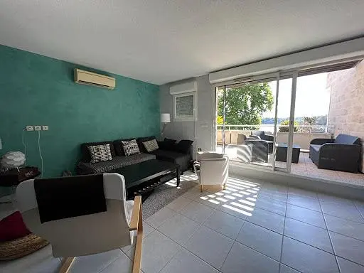 Küche; küchengeräte, holzboden, tageslicht, moderner stil