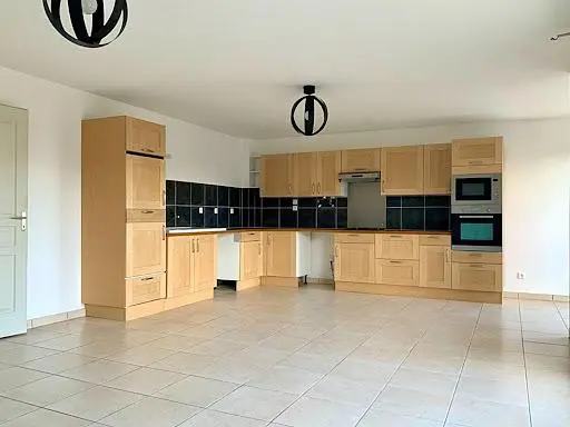 Cuisine; électroménager, parquet, lumière naturelle, style moderne