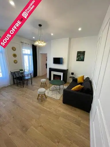 Cuisine; électroménager, parquet, lumière naturelle, style moderne