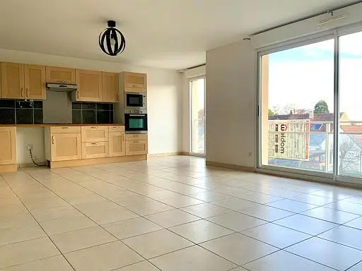 Kuhinja; kućanski aparati, drveni pod, prirodna svjetlost, moderan stil