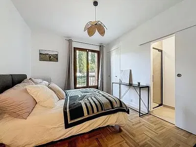 Cuisine; électroménager, parquet, lumière naturelle, style moderne