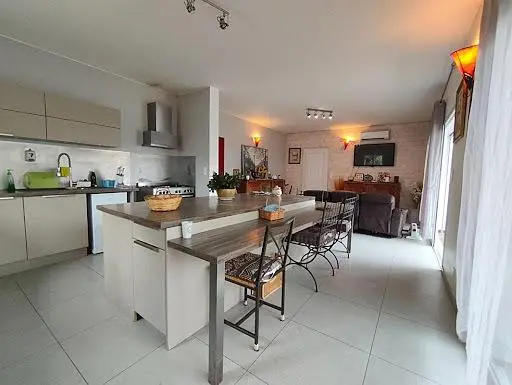 Cuisine; électroménager, parquet, lumière naturelle, style moderne