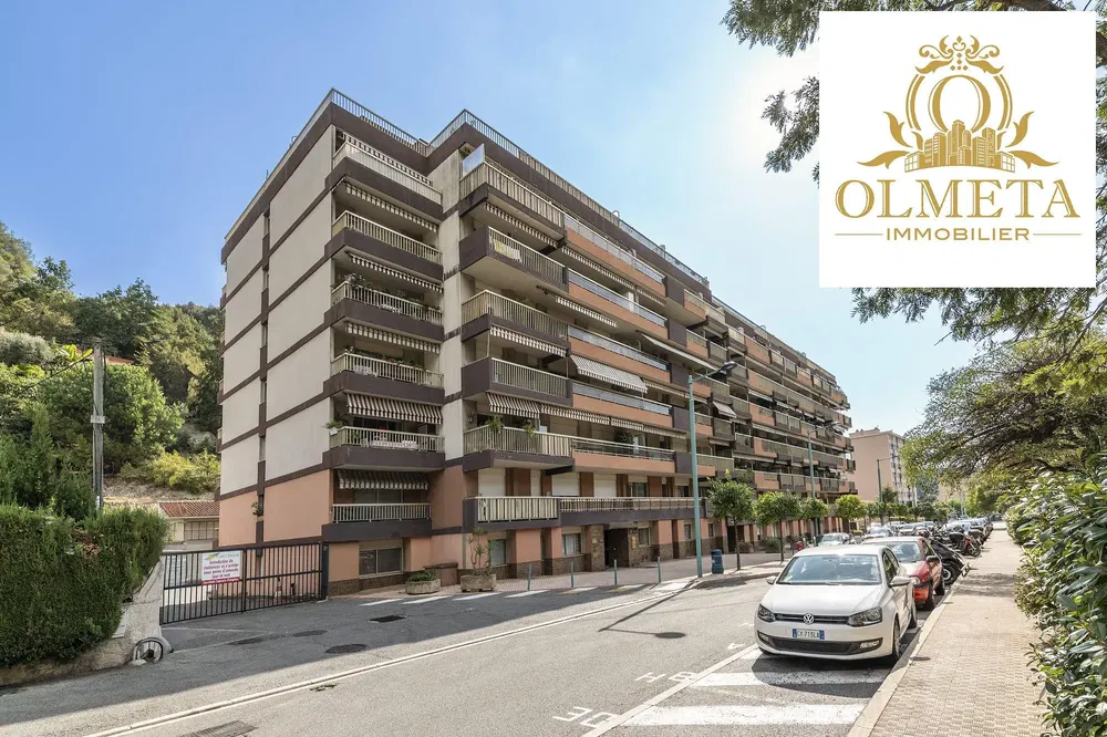 Kuchyně; kuchyňské spotřebiče, dřevěná podlaha, přirozené světlo, moderní styl