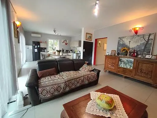 Cocina; electrodomésticos, suelo de madera, luz natural, estilo moderno