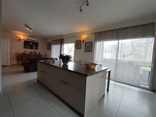 Cuisine; électroménager, parquet, lumière naturelle, style moderne