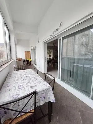 Cuisine; électroménager, parquet, lumière naturelle, style moderne