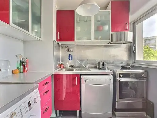 Cuisine; électroménager, parquet, lumière naturelle, style moderne