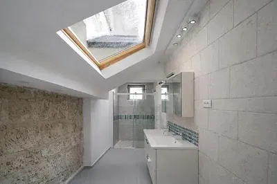 Cuisine; électroménager, parquet, lumière naturelle, style moderne