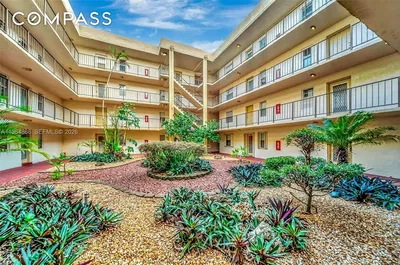 Cuisine; électroménager, parquet, lumière naturelle, style moderne