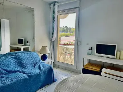 Cuisine; électroménager, parquet, lumière naturelle, style moderne