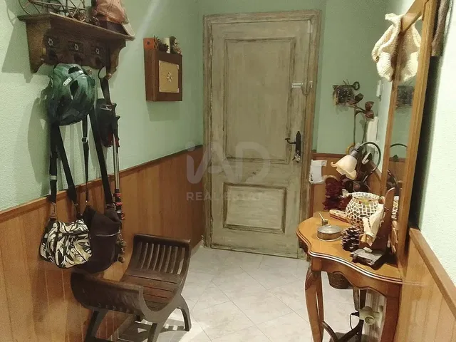 Κουζίνα; συσκευές κουζίνας, ξύλινο πάτωμα, φυσικό φως, μοντέρνο στυλ