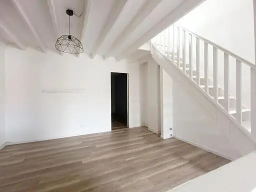 Kuchyňa; kuchynské spotrebiče, drevená podlaha, prirodzené svetlo, moderný štýl