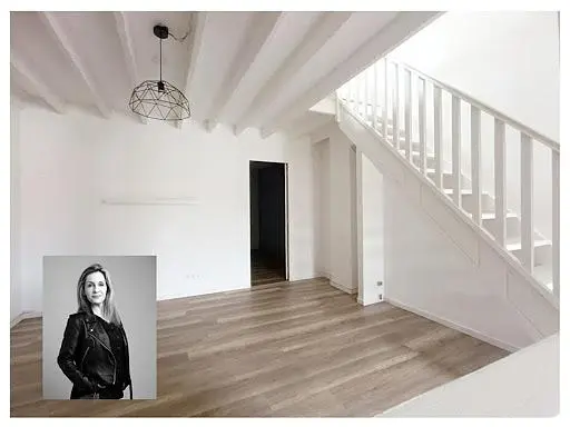 Kuhinja; kuhinjski aparati, drveni pod, prirodno svjetlo, moderni stil