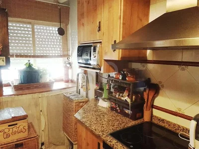 Cuisine; électroménager, parquet, lumière naturelle, style moderne