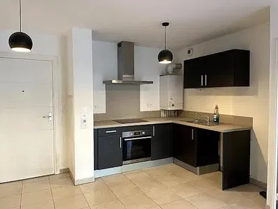 Cuisine; électroménager, parquet, lumière naturelle, style moderne