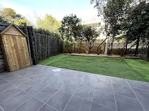 Küche; küchengeräte, holzboden, tageslicht, moderner stil