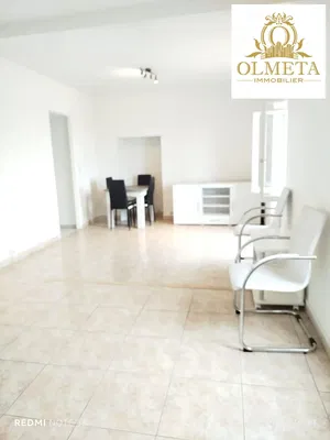 Living room; wood floor, natural light, modern style
