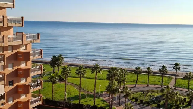 Σαλόνι; ξύλινο πάτωμα, φυσικό φως, μοντέρνο στυλ