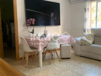 Mutfak; mutfak aletleri, ahşap zemin, doğal ışık, modern stil