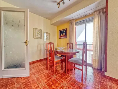 Küche; küchengeräte, holzboden, tageslicht, moderner stil