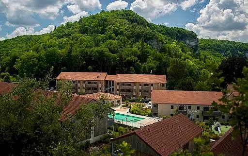 Kuchyně; kuchyňské spotřebiče, dřevěná podlaha, přirozené světlo, moderní styl