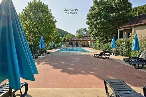 Kuchyně; kuchyňské spotřebiče, dřevěná podlaha, přirozené světlo, moderní styl