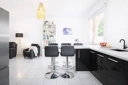 Κουζίνα; συσκευές κουζίνας, ξύλινο πάτωμα, φυσικό φως, μοντέρνο στυλ