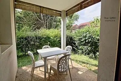 Kuchyně; kuchyňské spotřebiče, dřevěná podlaha, přirozené světlo, moderní styl