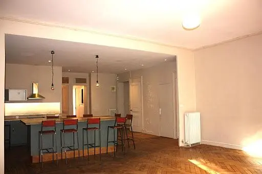 Küche; küchengeräte, holzboden, tageslicht, moderner stil