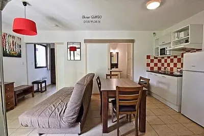 Kuhinja; kućanski aparati, drveni pod, prirodna svjetlost, moderan stil