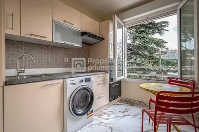 مطبخ; أجهزة المطبخ, أرضية خشبية, ضوء طبيعي, أسلوب عصري