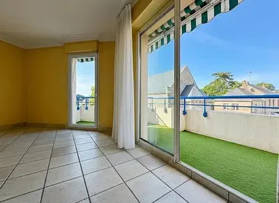 Cuisine; électroménager, parquet, lumière naturelle, style moderne