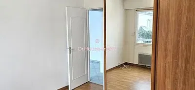 Küche; küchengeräte, holzboden, tageslicht, moderner stil