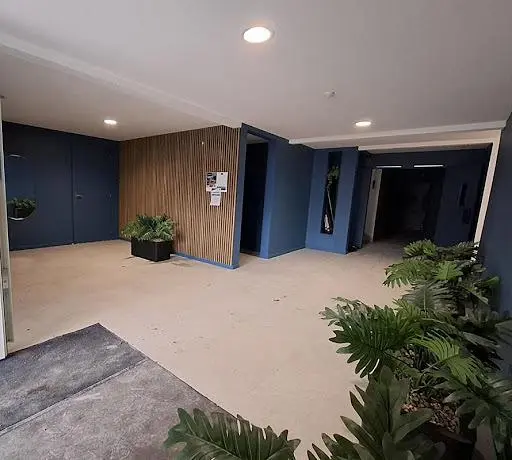 Küche; küchengeräte, holzboden, tageslicht, moderner stil